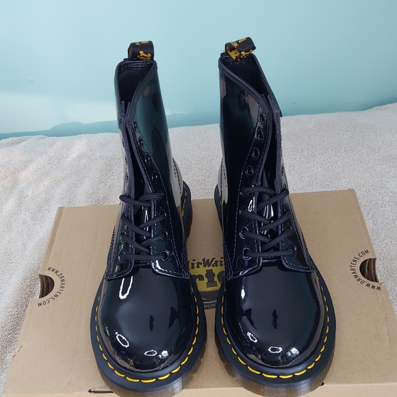 Dr. Martens Black Patent Leather Lace-Up Ankle Boots Women's Size 6 Brand New - Picture 16 of 16
